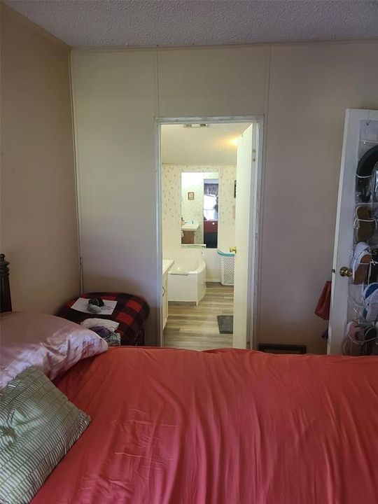 Под контрактом: $349,999 (3 спален, 2 ванн, 3240 Квадратных фут)