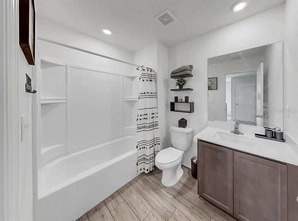 En Venta: $375,900 (5 camas, 3 baños, 2251 Pies cuadrados)