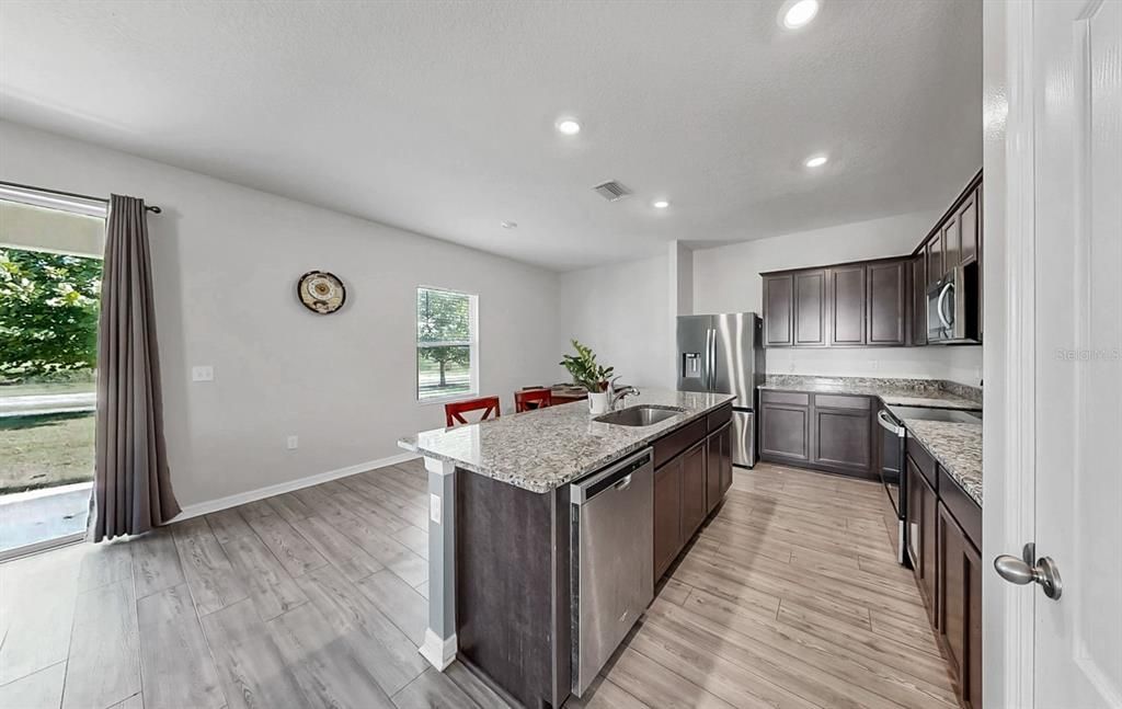 En Venta: $375,900 (5 camas, 3 baños, 2251 Pies cuadrados)