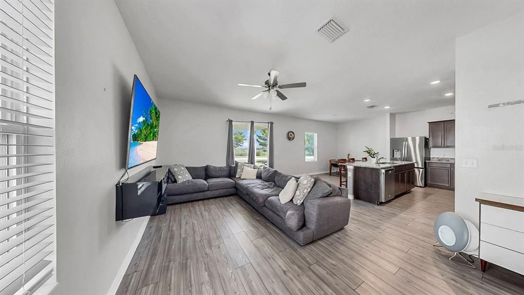 En Venta: $375,900 (5 camas, 3 baños, 2251 Pies cuadrados)