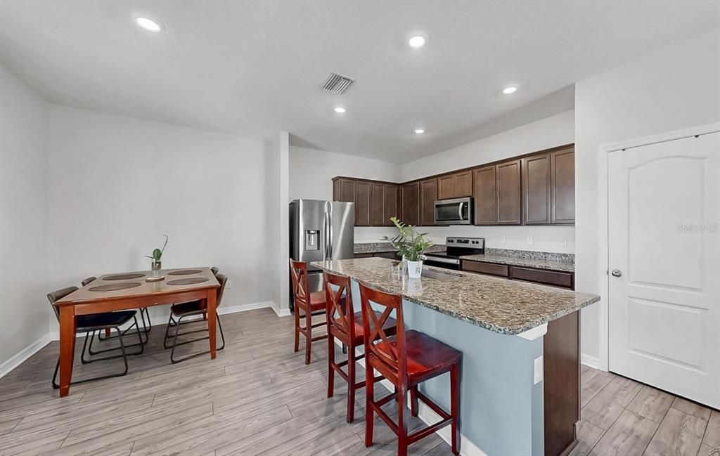 En Venta: $375,900 (5 camas, 3 baños, 2251 Pies cuadrados)