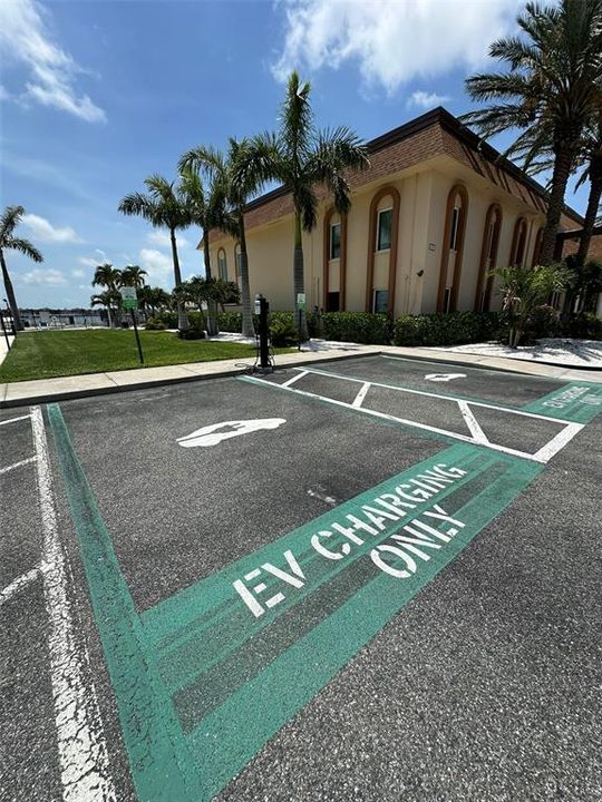 合同活跃: $149,800 (1 贝兹, 1 浴室, 820 平方英尺)