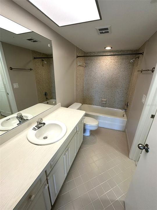 合同活跃: $149,800 (1 贝兹, 1 浴室, 820 平方英尺)