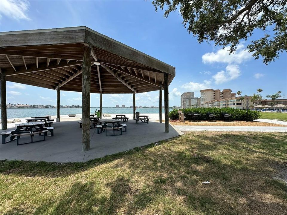 合同活跃: $149,800 (1 贝兹, 1 浴室, 820 平方英尺)