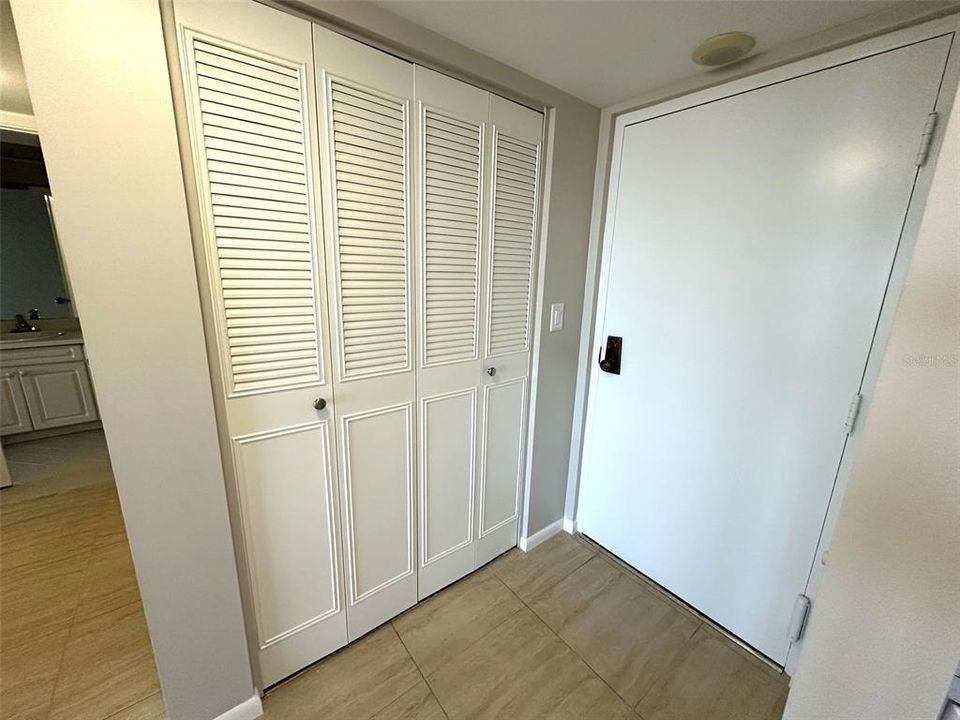 合同活跃: $149,800 (1 贝兹, 1 浴室, 820 平方英尺)