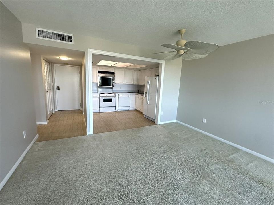 合同活跃: $149,800 (1 贝兹, 1 浴室, 820 平方英尺)