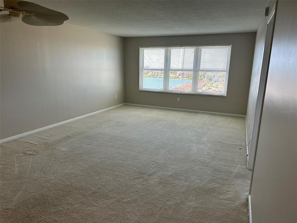 合同活跃: $149,800 (1 贝兹, 1 浴室, 820 平方英尺)