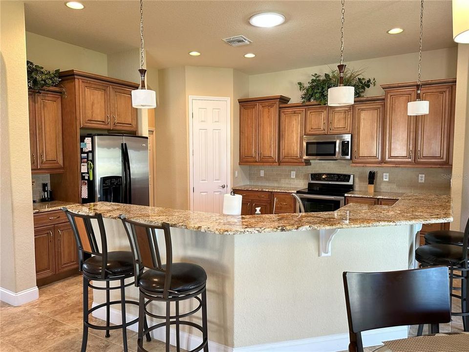 合同活跃: $649,900 (4 贝兹, 3 浴室, 2233 平方英尺)