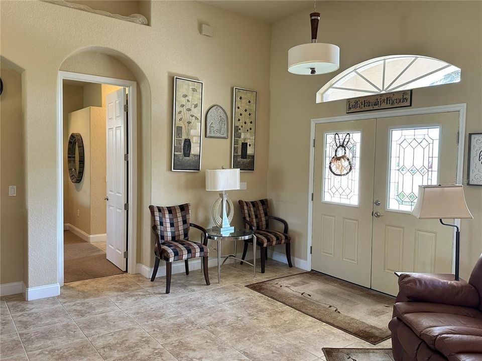 合同活跃: $649,900 (4 贝兹, 3 浴室, 2233 平方英尺)