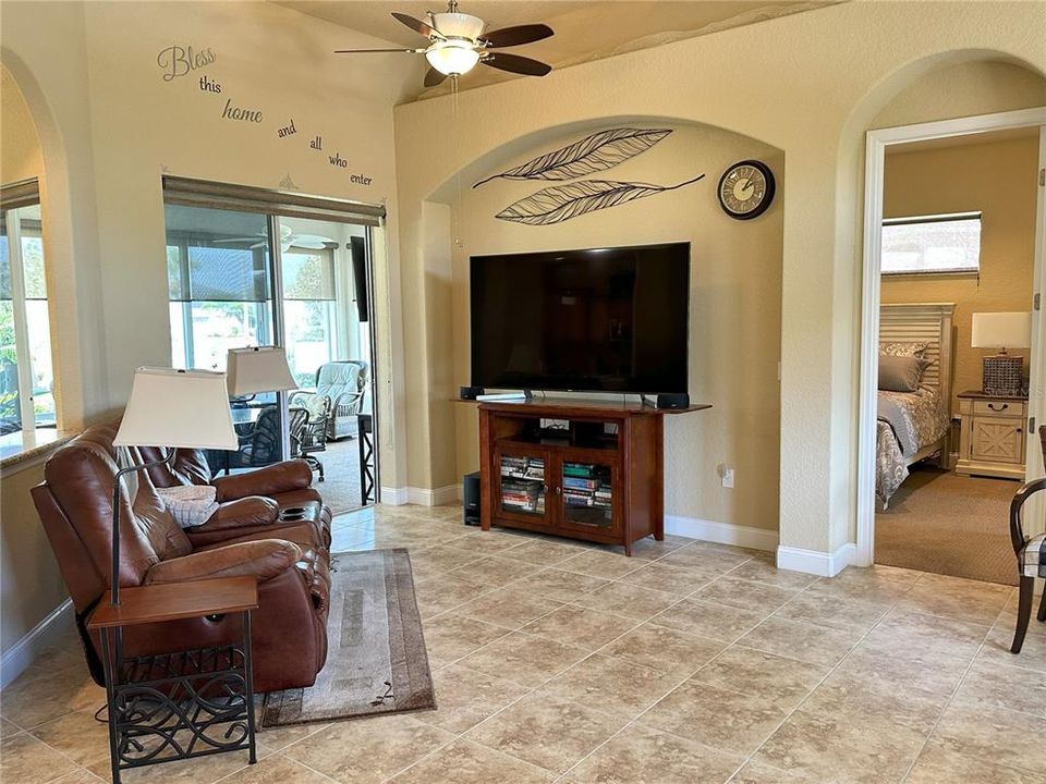 合同活跃: $649,900 (4 贝兹, 3 浴室, 2233 平方英尺)