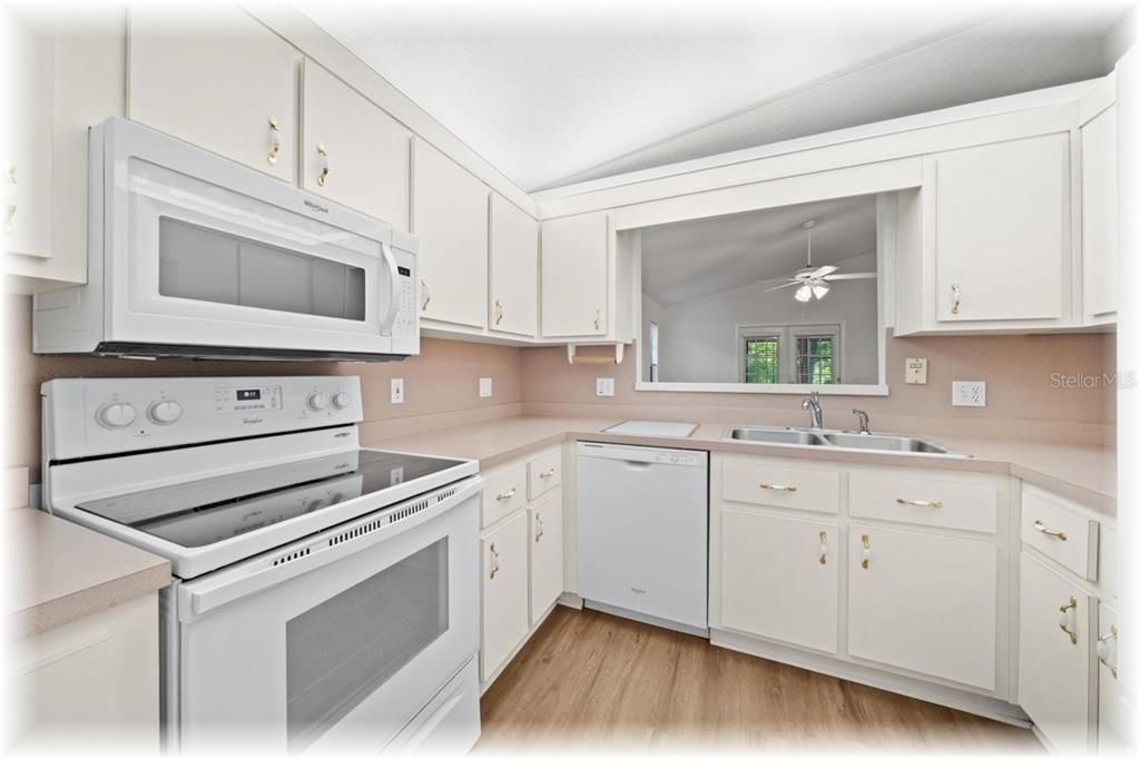 Active With Contract: $194,900 (2 beds, 2 baths, 1231 Square Feet)