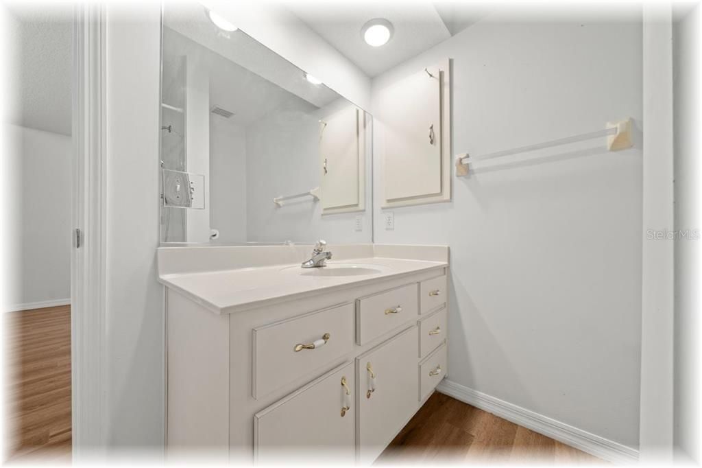 Active With Contract: $194,900 (2 beds, 2 baths, 1231 Square Feet)