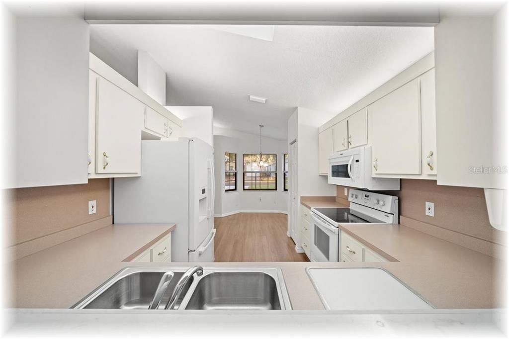 Active With Contract: $194,900 (2 beds, 2 baths, 1231 Square Feet)