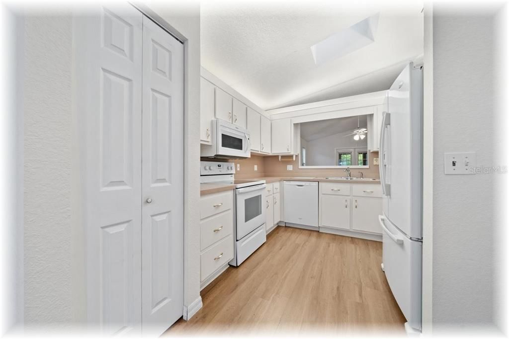 Active With Contract: $194,900 (2 beds, 2 baths, 1231 Square Feet)