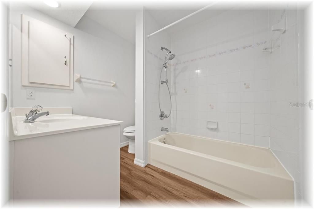 Active With Contract: $194,900 (2 beds, 2 baths, 1231 Square Feet)