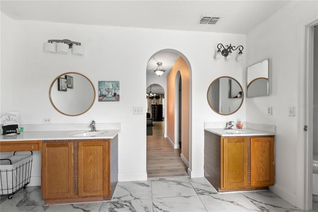 En Venta: $690,000 (6 camas, 4 baños, 3914 Pies cuadrados)