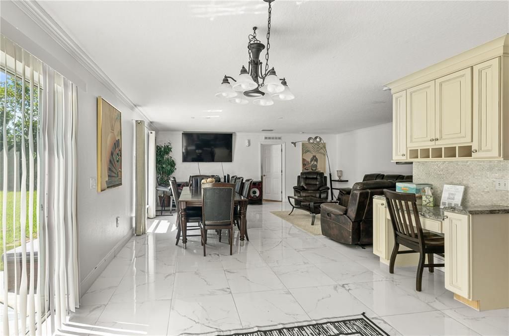 En Venta: $690,000 (6 camas, 4 baños, 3914 Pies cuadrados)