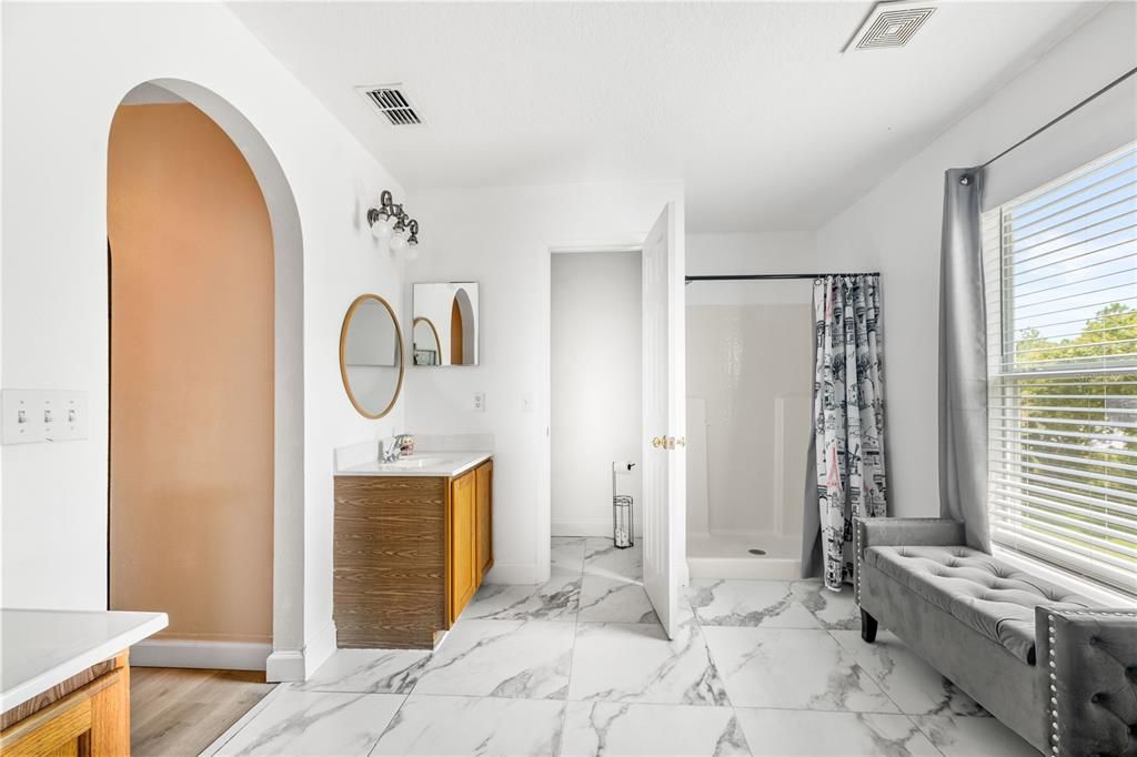 En Venta: $690,000 (6 camas, 4 baños, 3914 Pies cuadrados)