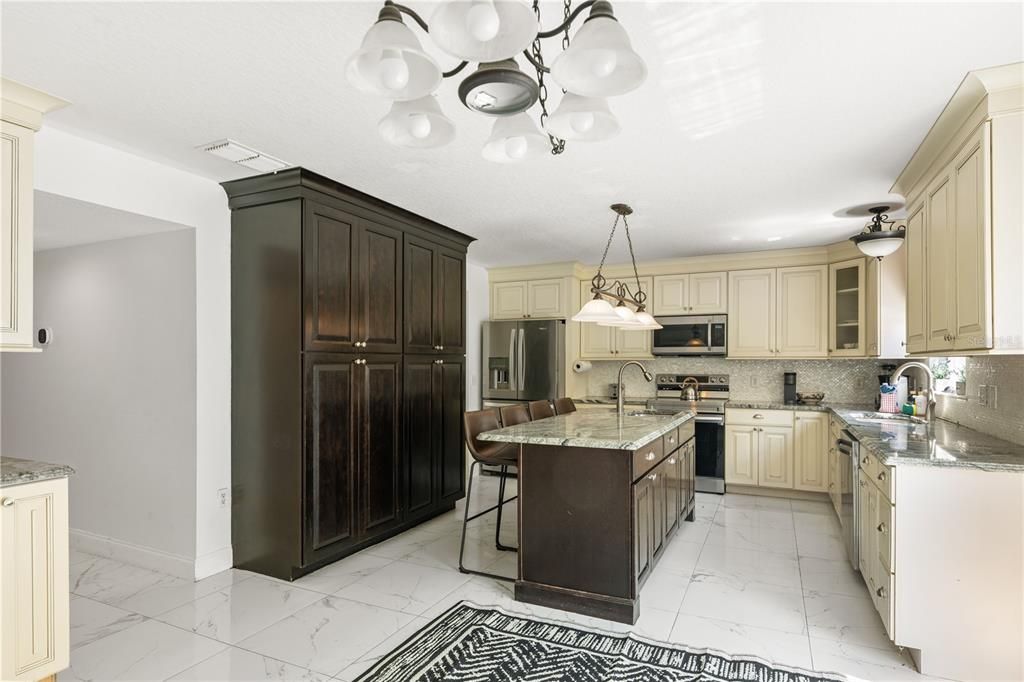 En Venta: $690,000 (6 camas, 4 baños, 3914 Pies cuadrados)