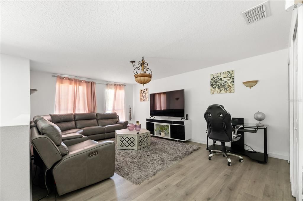 En Venta: $690,000 (6 camas, 4 baños, 3914 Pies cuadrados)