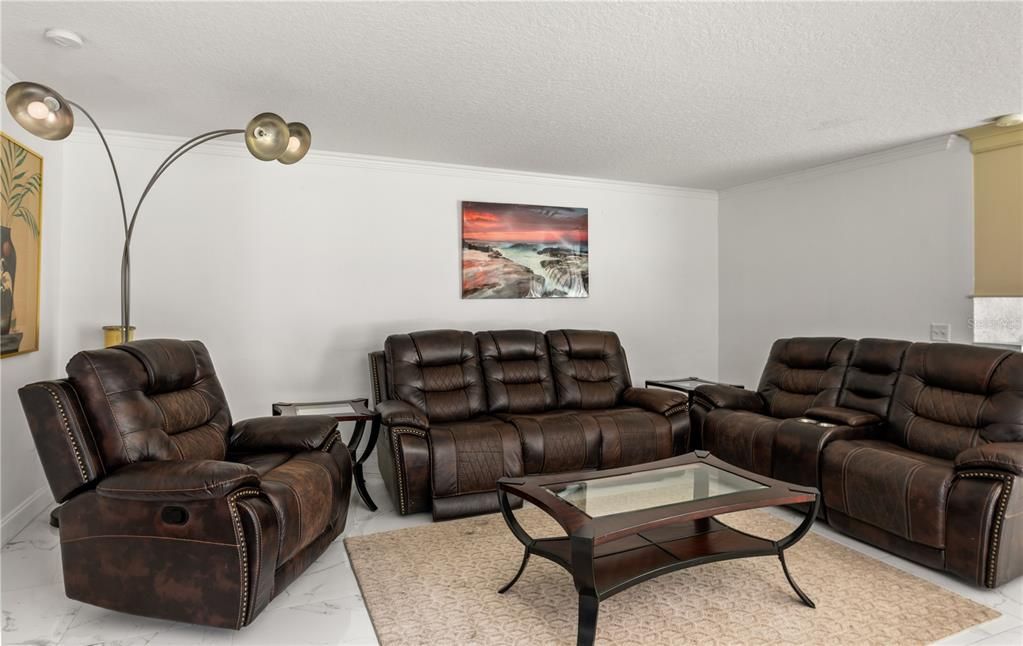 En Venta: $690,000 (6 camas, 4 baños, 3914 Pies cuadrados)