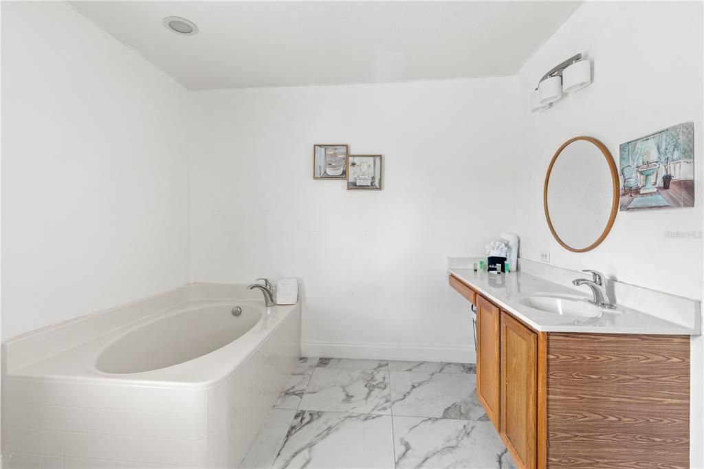 En Venta: $690,000 (6 camas, 4 baños, 3914 Pies cuadrados)