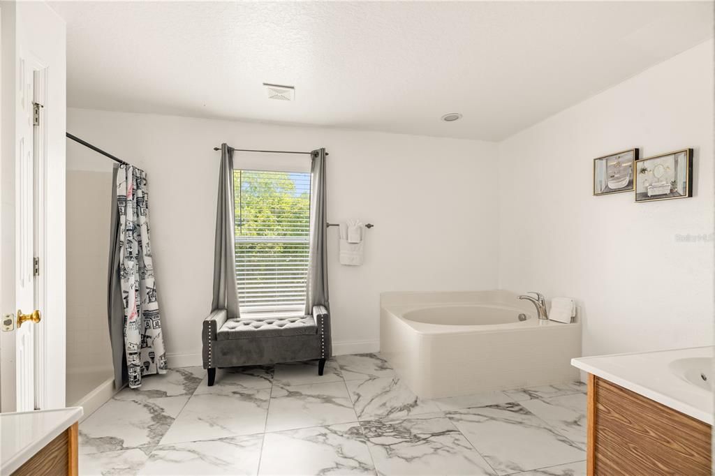 En Venta: $690,000 (6 camas, 4 baños, 3914 Pies cuadrados)