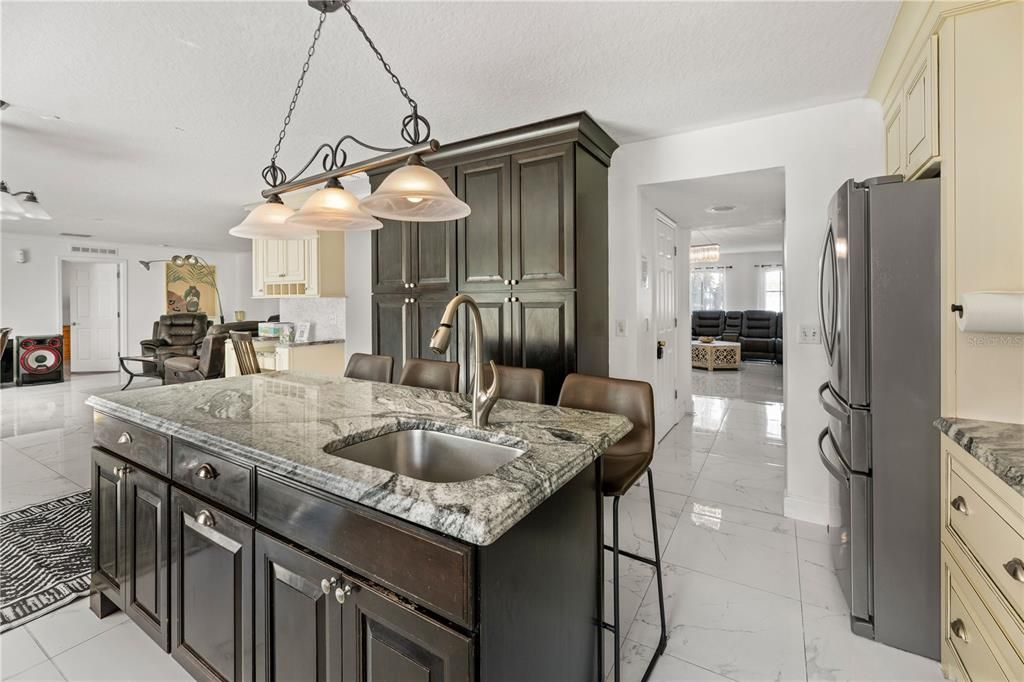 En Venta: $690,000 (6 camas, 4 baños, 3914 Pies cuadrados)