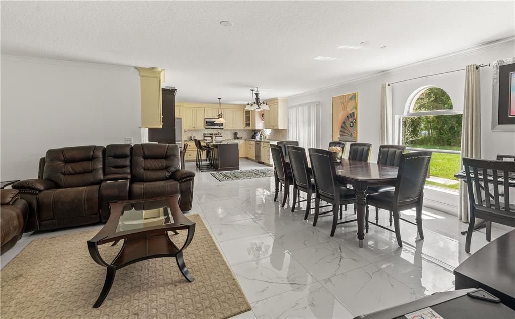 En Venta: $690,000 (6 camas, 4 baños, 3914 Pies cuadrados)