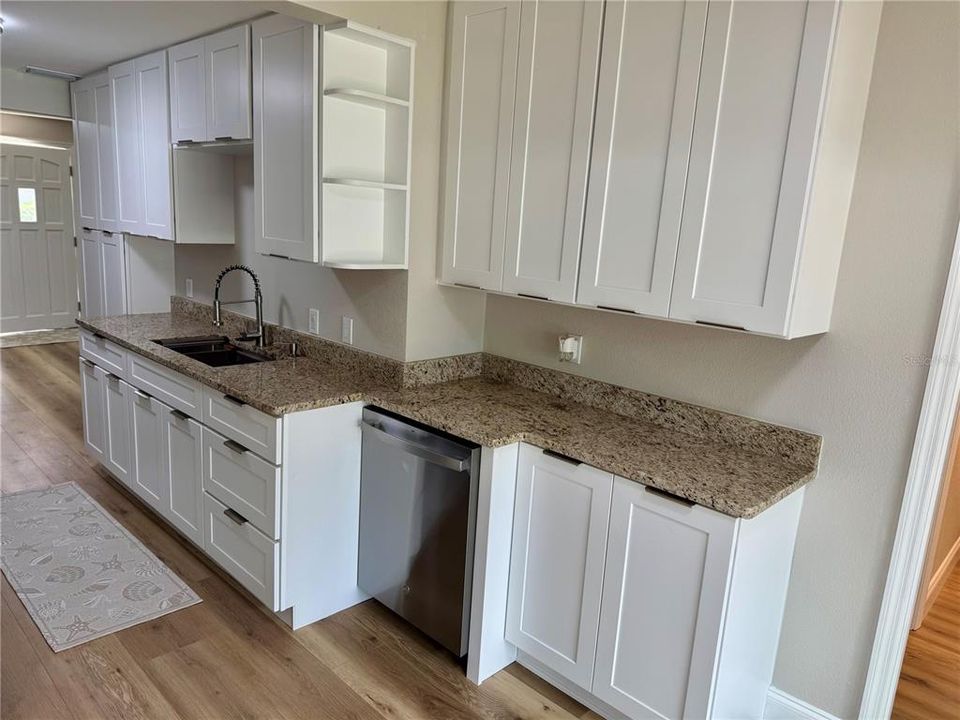 待售: $279,900 (2 贝兹, 2 浴室, 834 平方英尺)