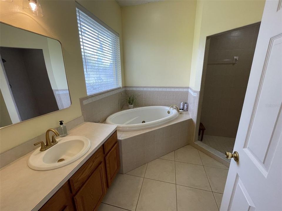 待售: $699,000 (3 贝兹, 2 浴室, 2555 平方英尺)