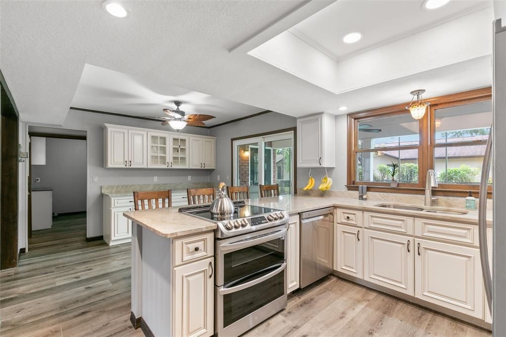 合同活跃: $659,000 (3 贝兹, 3 浴室, 2124 平方英尺)