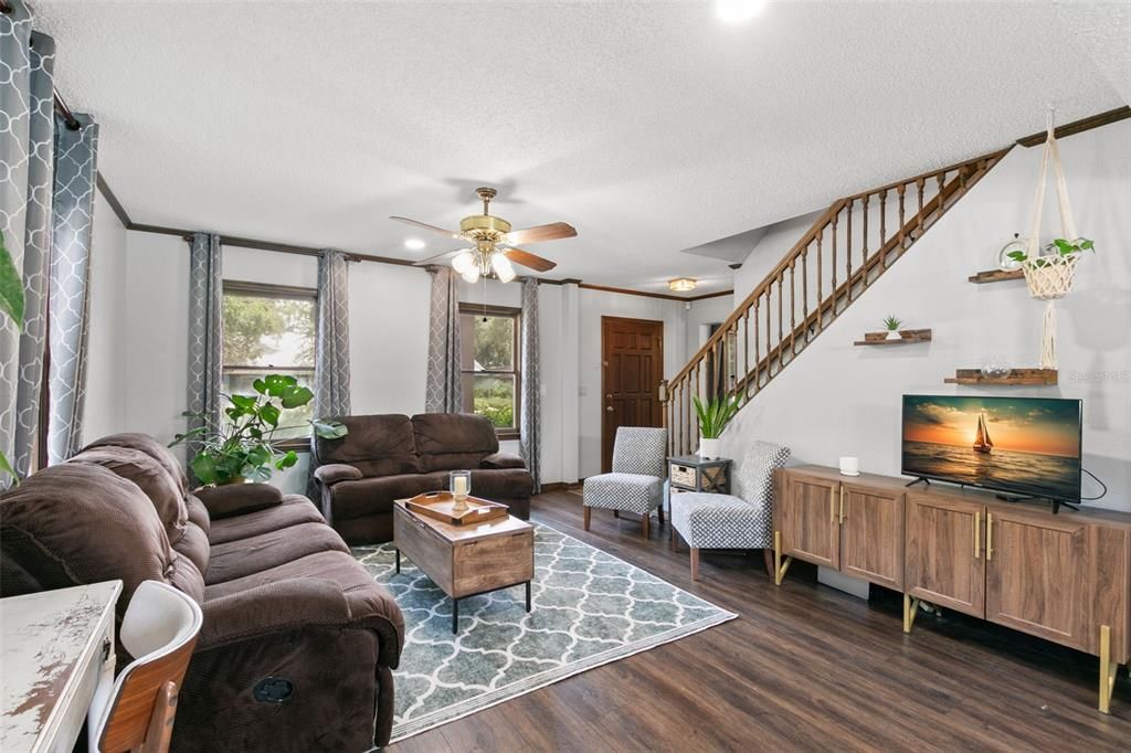 合同活跃: $659,000 (3 贝兹, 3 浴室, 2124 平方英尺)