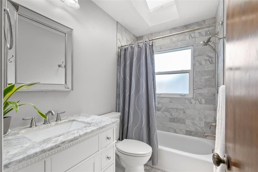 合同活跃: $659,000 (3 贝兹, 3 浴室, 2124 平方英尺)