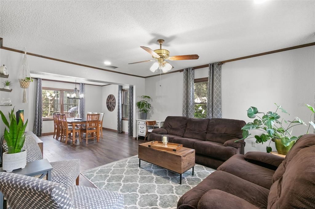 合同活跃: $659,000 (3 贝兹, 3 浴室, 2124 平方英尺)