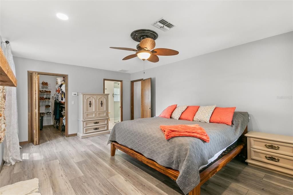 合同活跃: $659,000 (3 贝兹, 3 浴室, 2124 平方英尺)