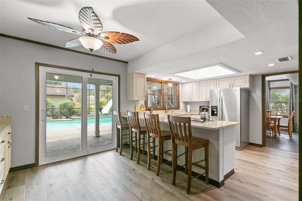 合同活跃: $659,000 (3 贝兹, 3 浴室, 2124 平方英尺)