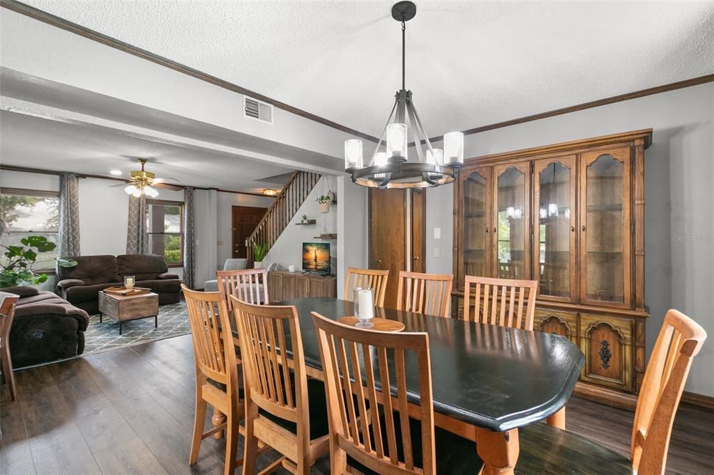 合同活跃: $659,000 (3 贝兹, 3 浴室, 2124 平方英尺)