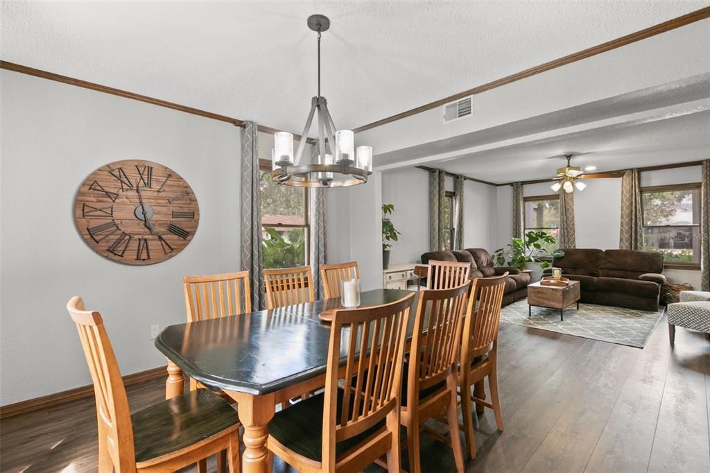 合同活跃: $659,000 (3 贝兹, 3 浴室, 2124 平方英尺)