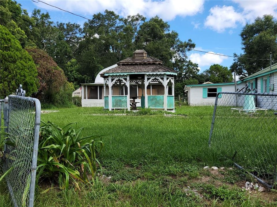 For Sale: $225,000 (2 beds, 1 baths, 720 Square Feet)