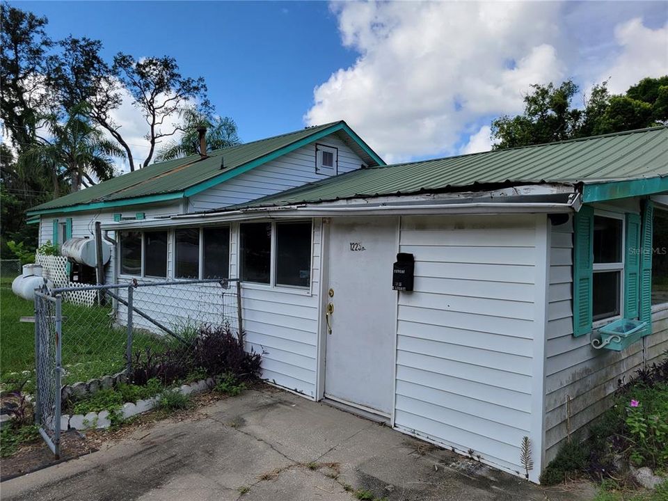 For Sale: $225,000 (2 beds, 1 baths, 720 Square Feet)