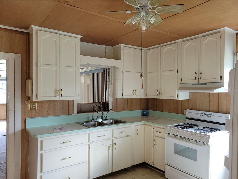 For Sale: $225,000 (2 beds, 1 baths, 720 Square Feet)