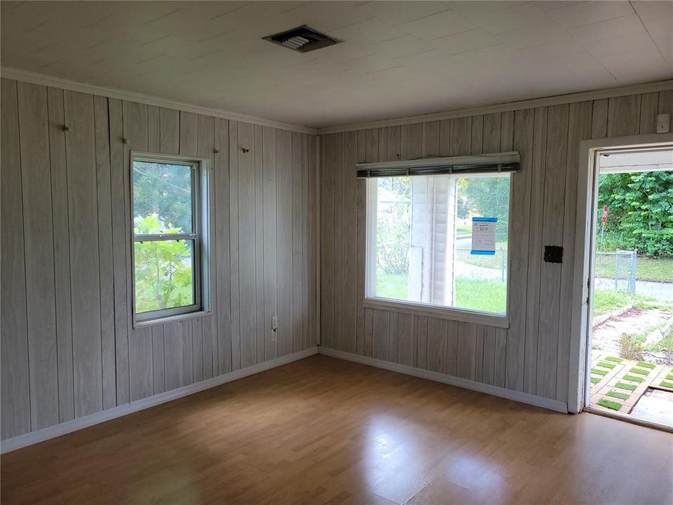 For Sale: $225,000 (2 beds, 1 baths, 720 Square Feet)