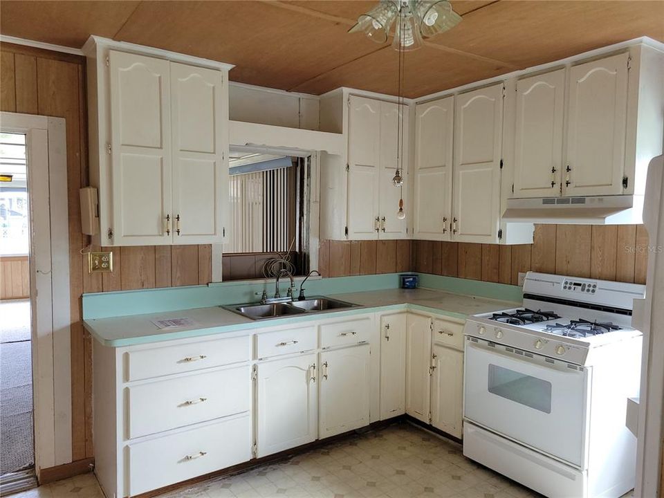 For Sale: $225,000 (2 beds, 1 baths, 720 Square Feet)