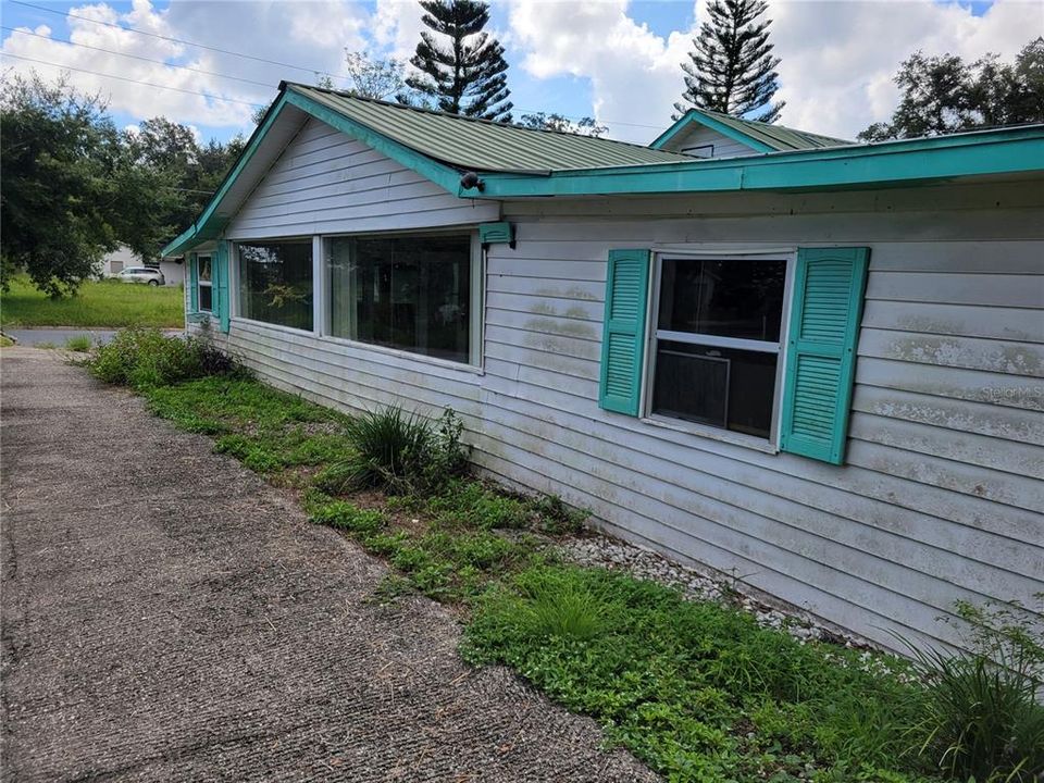 For Sale: $225,000 (2 beds, 1 baths, 720 Square Feet)