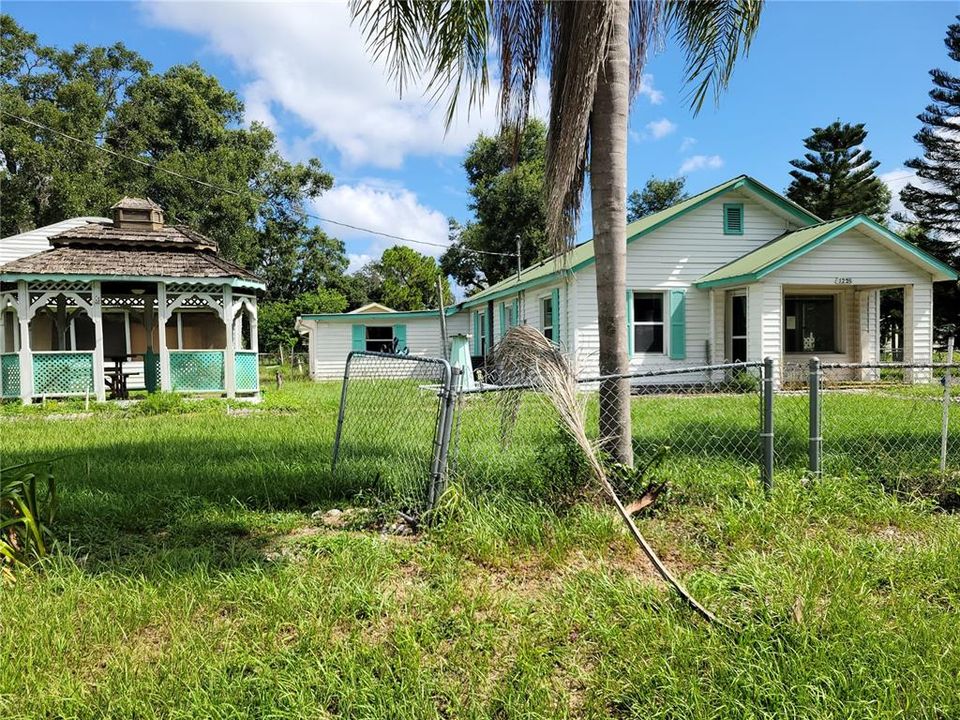 For Sale: $225,000 (2 beds, 1 baths, 720 Square Feet)