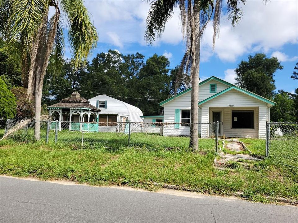 For Sale: $225,000 (2 beds, 1 baths, 720 Square Feet)