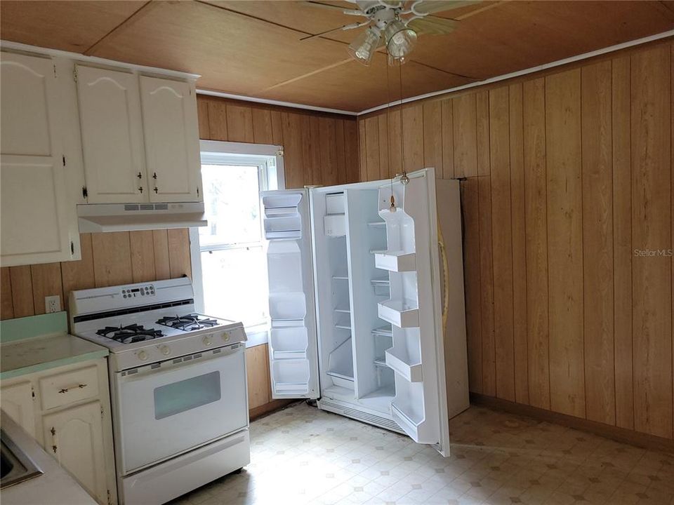 For Sale: $225,000 (2 beds, 1 baths, 720 Square Feet)