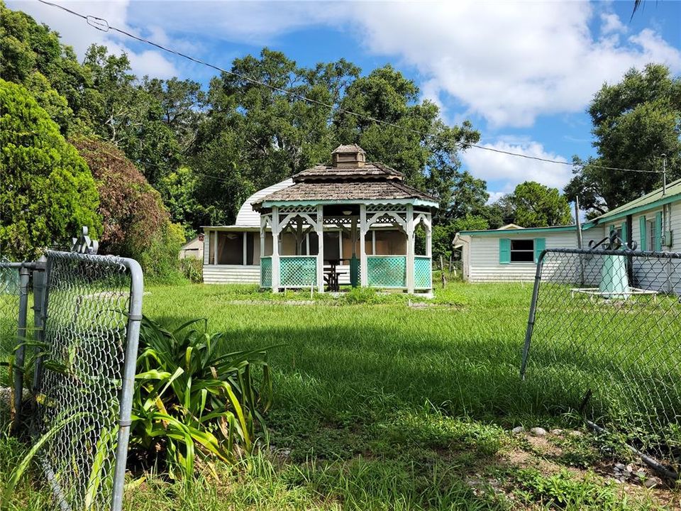 For Sale: $225,000 (2 beds, 1 baths, 720 Square Feet)