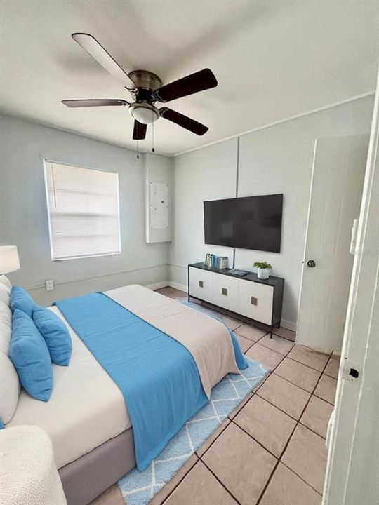 For Rent: $1,350 (2 beds, 1 baths, 2496 Square Feet)